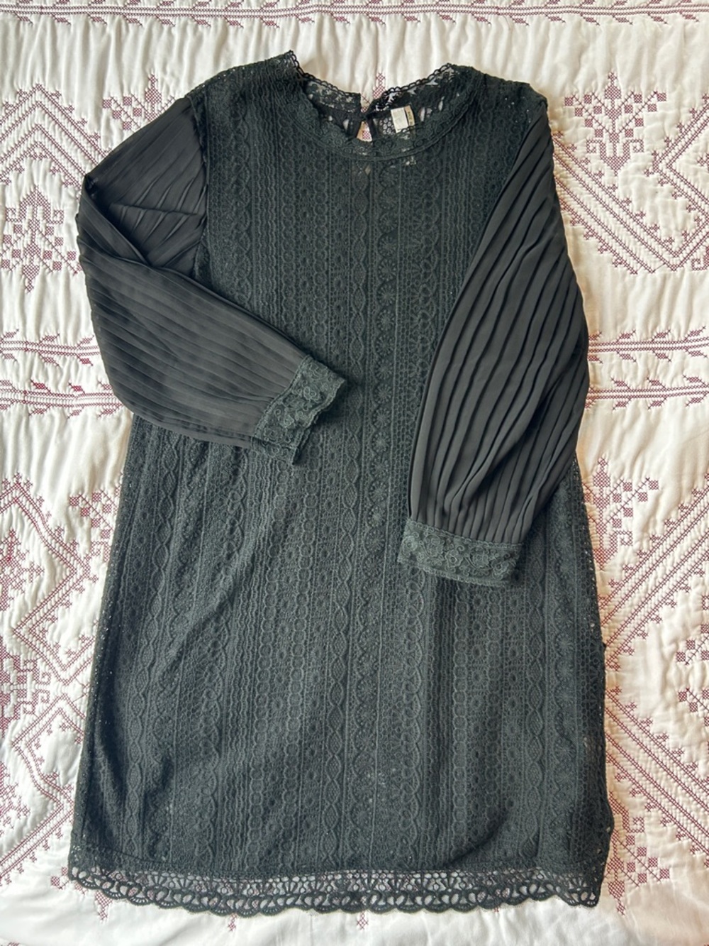 Miilla Clothing Black Lace Pleated Long-Sleeve Dress